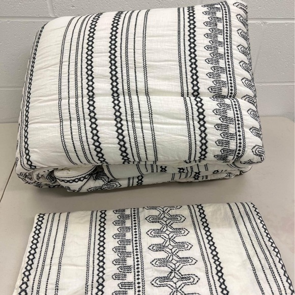 Hearth & Hand White and Gray Patterned Comforter Set King Size - Picture 6 of 8